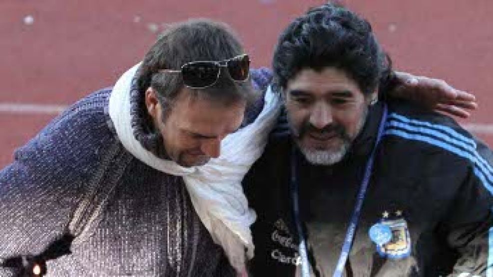 Bati, con Maradona en Sudáfrica.