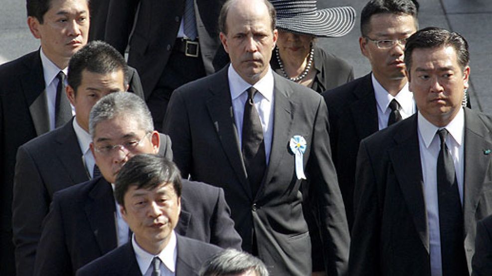 El embajador norteamericano en Japón John Roos, llega al acto en Hiroshima.