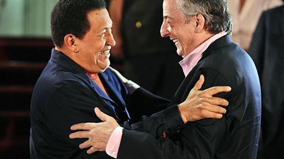 Perfiles latinoamericanos: Chávez saluda a Kirchner en Caracas.