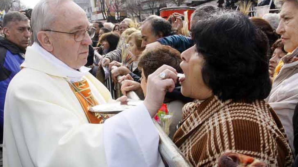 Bergoglio criticó a quienes pretende excluir a Dios de "la vida pública"  para "relegarlo a la sacristía.