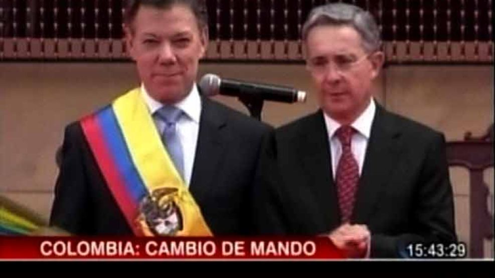 Santos recibió el mando presidencial de manos del mandatario saliente Alvaro Uribe.