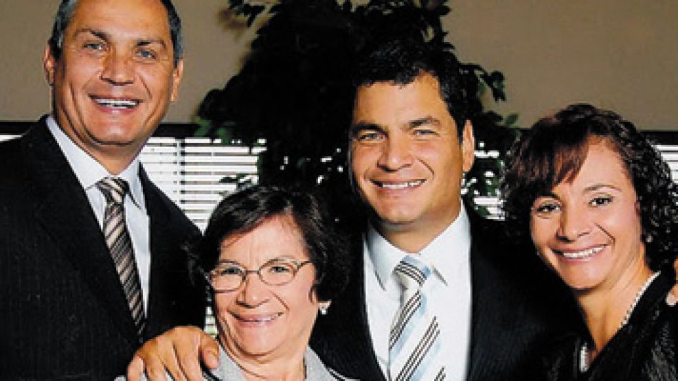 Fabricio Correa, a la izquierda, junto al presidente Rafael, su madre, Norma, y su hermana Pierina.