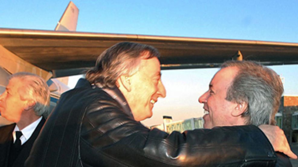 Néstor Kirchner junto a Daniel Peralta. El gobierno de Santa Cruz tiene una nueva línea aérea.