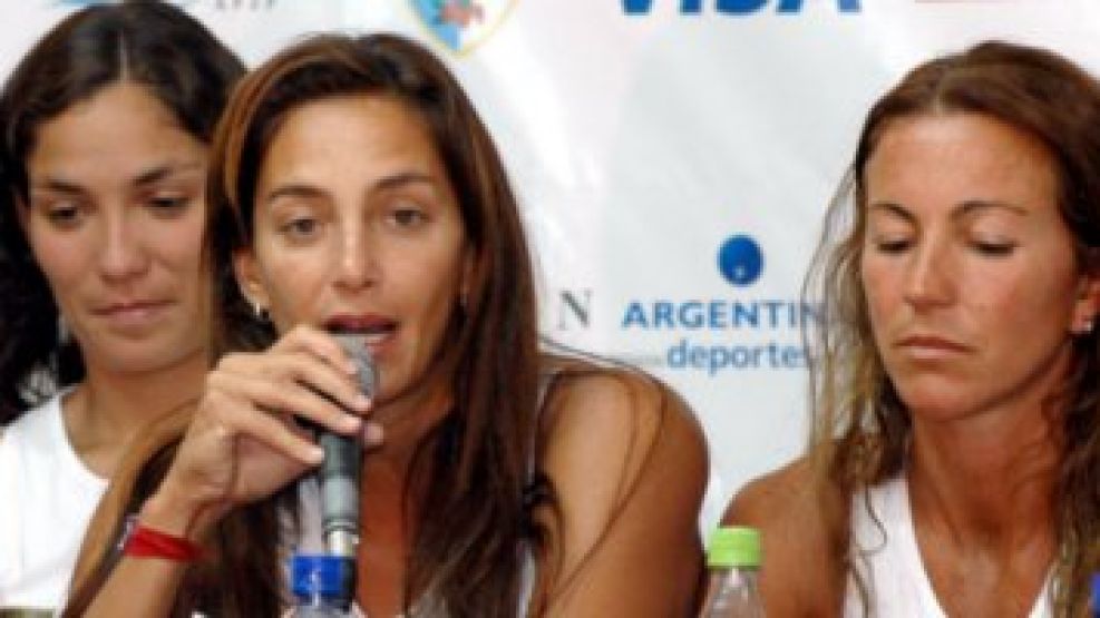 Soledad García (izquierda) y Luciana Aymar (centro) descargaron su bronca a través de Twitter.  