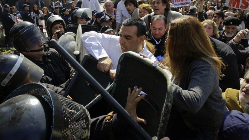 La salida del ministro generó algunos incidentes entre los manifestantes y los efectivos, armados con cachiporras y palos.