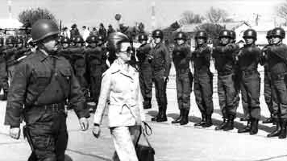 Abril de 1975. Isabel Perón pasa revista a las tropas que participaban en el Operativo Independencia. A su lado, el general Vilas.