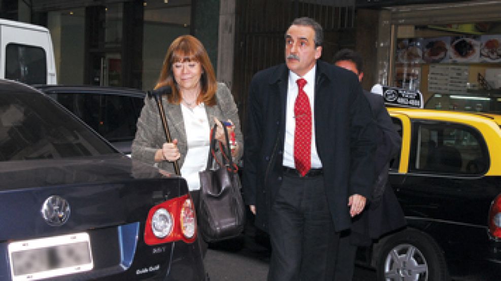 Moreno acompañado por Lidia Papaleo en el ingreso a la sede de Papel Prensa.