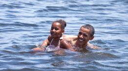 Obama junto a su hija Sasha en Panamá City Beach, en el estado de Florida.