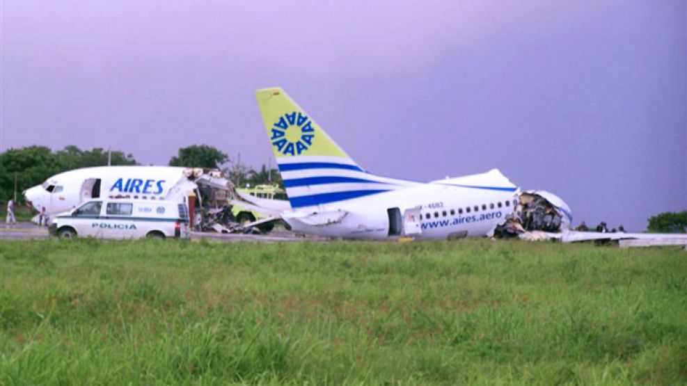 El avión de la aerolinea Aires quedó partido en tres pedazos. 