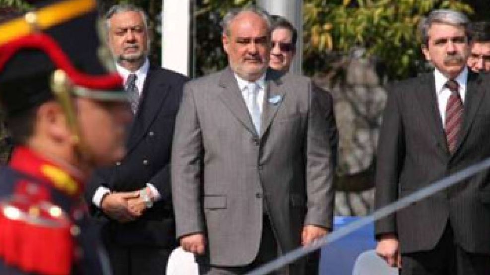 Aníbal Fernández junto al gobernador Ricardo Colombi durante el acto en homenaje a San Martín.