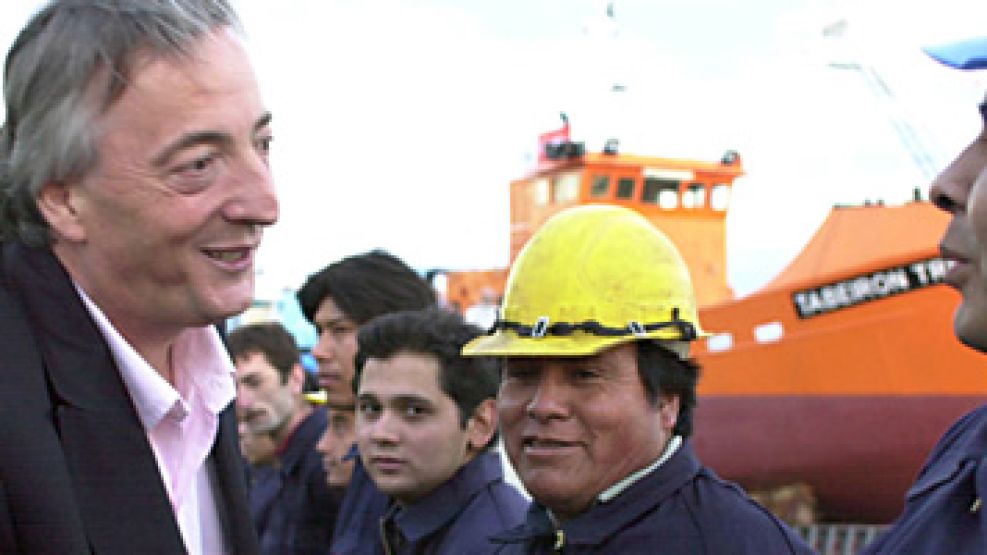 18 marzo de 2005: el entonces presidente Néstor Kirchner saluda a operarios de Puerto Deseado, en la costa de Santa Cruz.