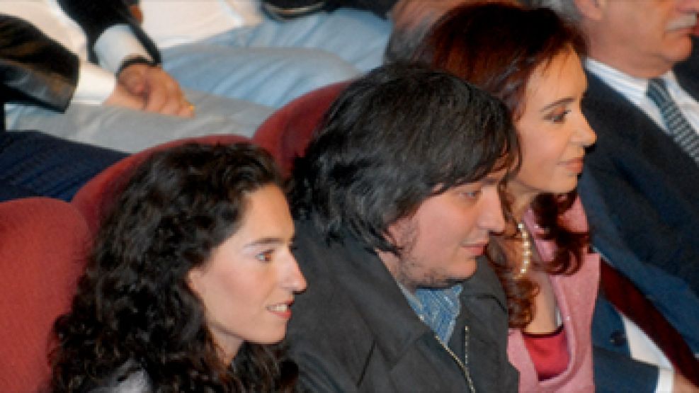 Máximo Kirchner en el medio. A su lado su novia y su madre, la presidenta Cristina Kirchner.