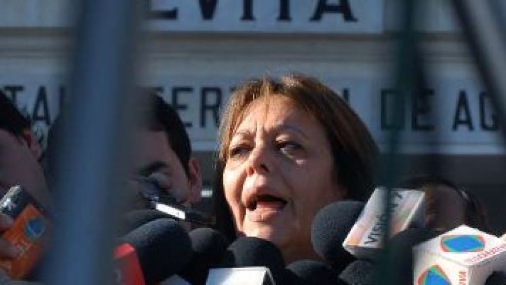 La directora del hospital Evita, María Vivera, dijo que la situación de la joven es "comprometida".