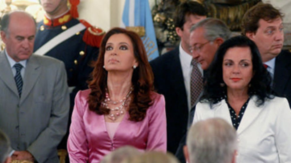 Oscar Parrilli y Nilda Garré, al lado de la presidenta Cristina Kirchner. Apuestan a los bonos y les va muy bien.