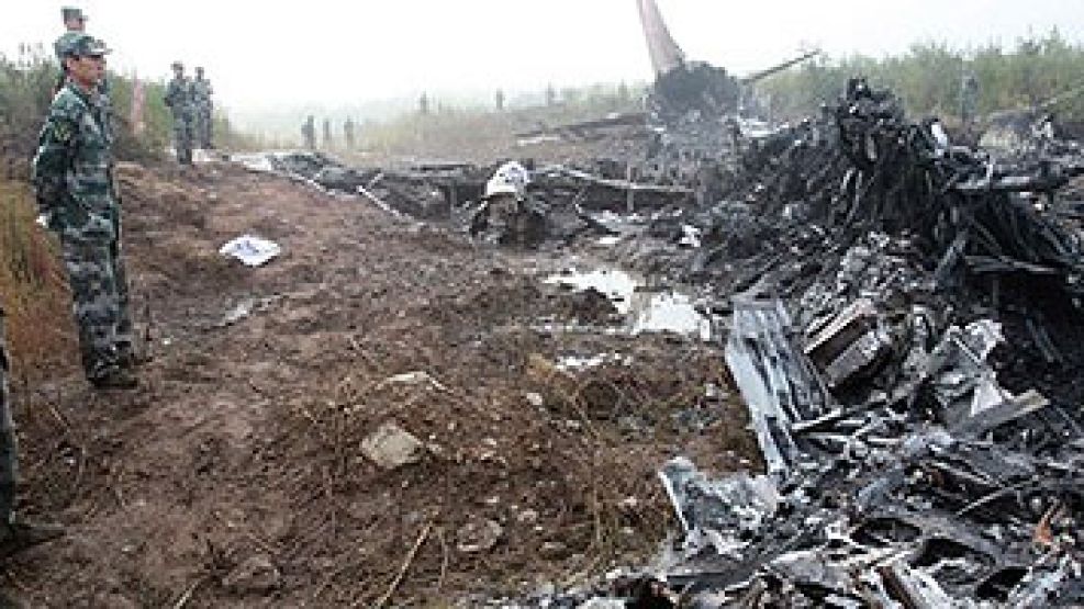 Los restos del Embraer 190 que se desintegró antes de aterrizar en China.