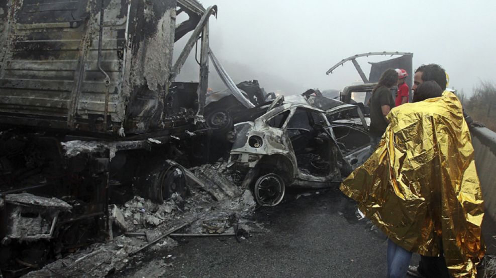 Unos 10 automóviles y dos camiones se incendiaron y provocaran un corte de 15 kilómetros de la A-25.
