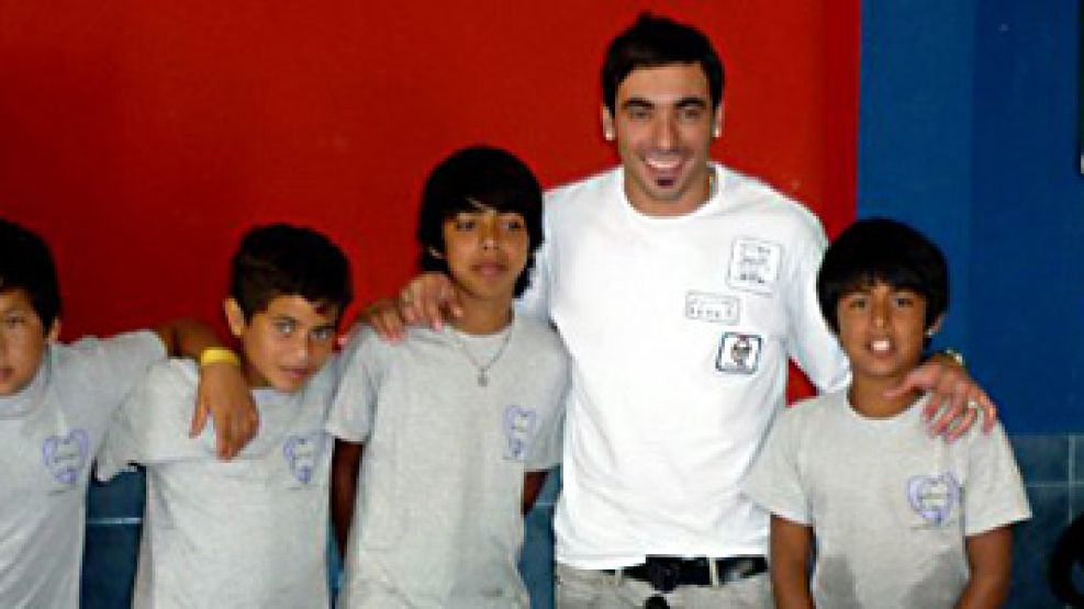 Ezequiel Lavezzi junto a los chicos de la fundación.