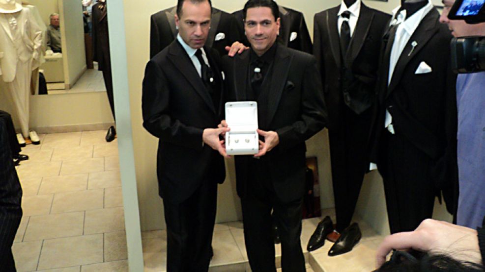 Walter Vázquez y Roberto Piazza exhiben los anillos de casamiento y los trajes que usarán.