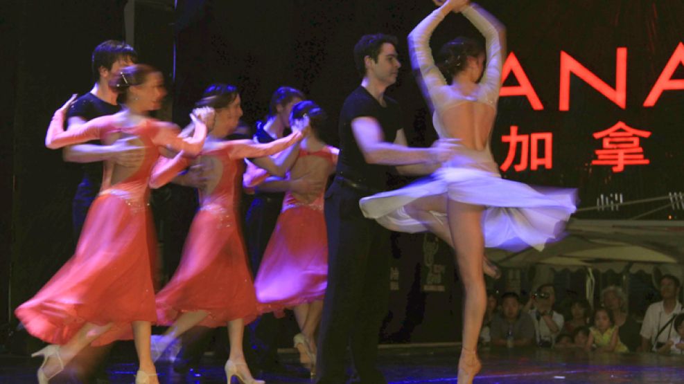 Iñaki Urlezaga y su primera bailairna, Eliana Figueroa, durante el estreno de su espectáculo en la Expo de Shanghái.