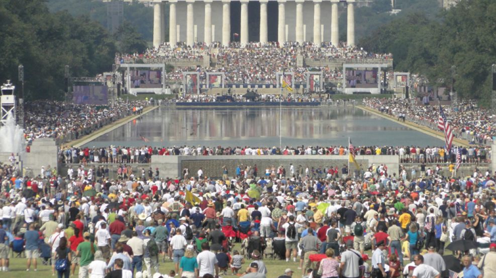 Miles de personas participan de una marcha en el parque central de Washington  DC, donde la ex candidata republicana a la vicepresidencia de EEUU, Sarah Palin, instó a "restaurar el honor" de la nació