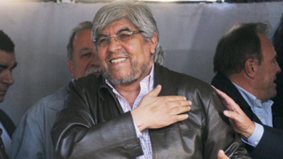 Moyano con nuevo look asumió en el PJ bonaerense y compartió escenario con Kirchner y ministros. Hubo faltazos de intendentes que no lo apoyan.