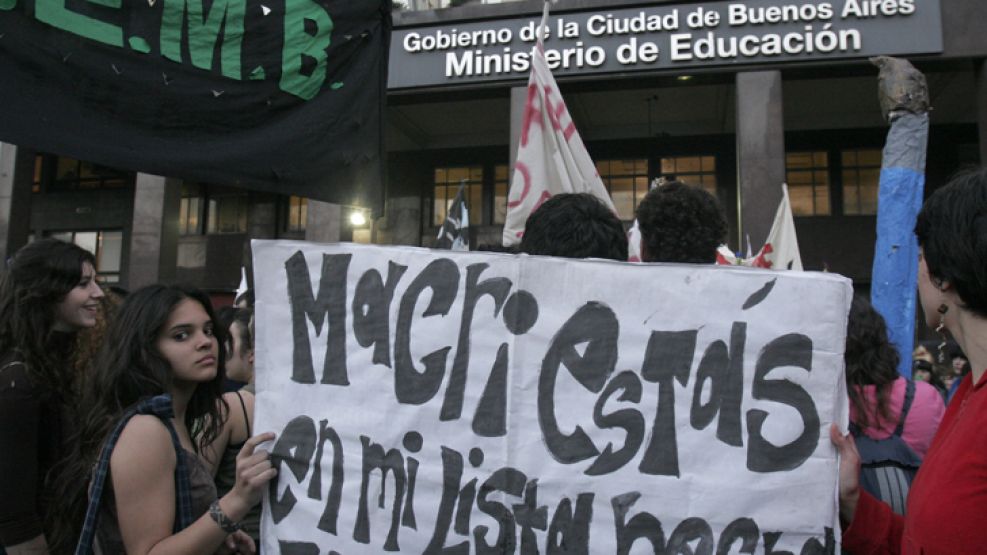 una veintena de escuelas secundarias porteñas marcharon ayer de Plaza de Mayo hasta el Ministerio de Educación de la Ciudad.