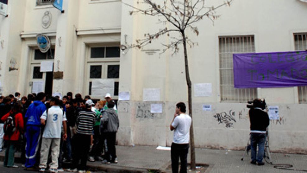 Alumnos frente al Ministerio de Educación porteño, durante esta semana. Macri aún no pudo poner fin a la toma de 23 colegios que ya lleva 13 días.