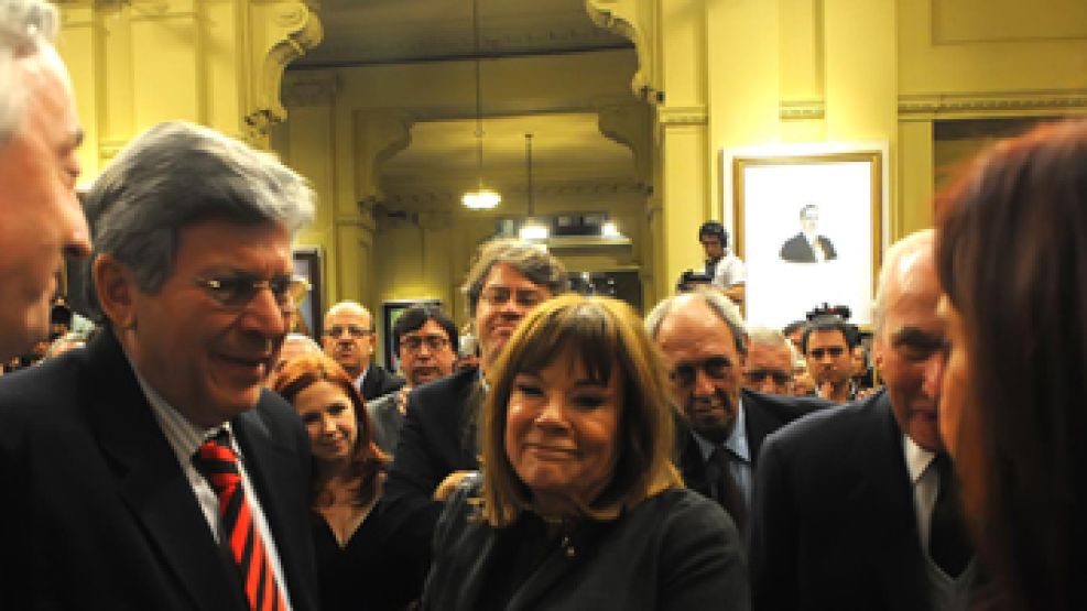 Los hermanos Lidia y Osvaldo Papaleo, saludan a la Presidenta y al secretario general de Unasur, Néstor Kirchner, luego de la presentación del informe sobre Papel Prensa.