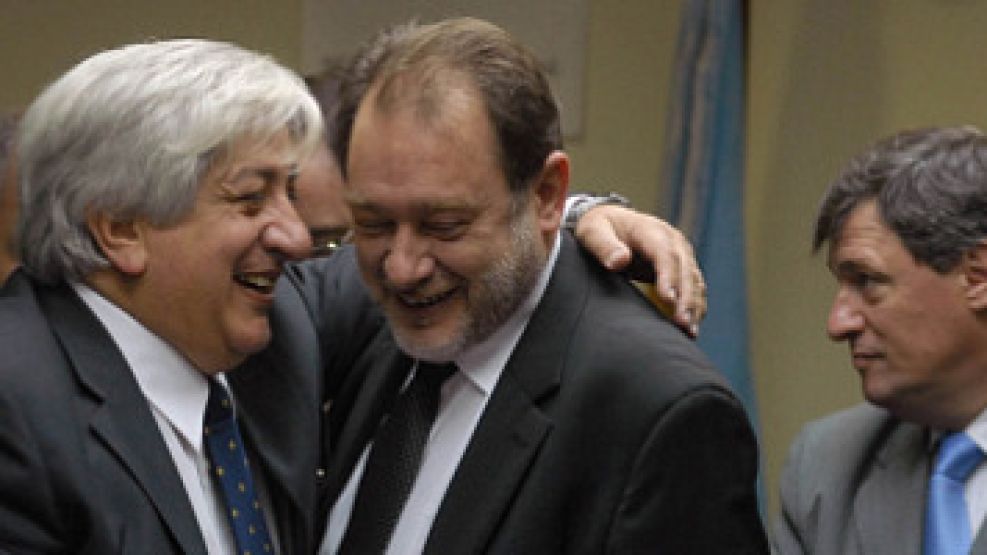 Héctor Masquelet abrazando a Julio Piumatto, del sindicato de los judiciales, el día de su asunción en el Consejo de la Magistratura.