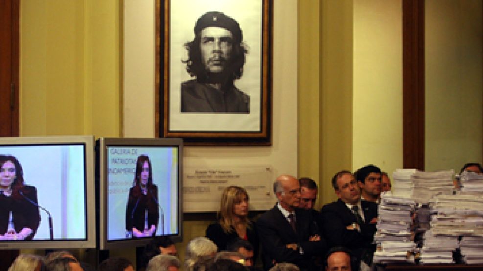 La presidente Cristina Krichner presentó el informe de Papel Prensa. Ahora acuden a la justicia.