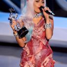 Lady Gaga con su vestido de carne cruda