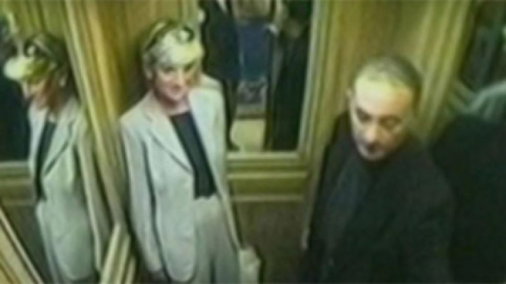 Dodi y Diana en el ascensor del Hotel Ritz París pocas horas antes de salir y tomar el automóvil que se accidentó. 