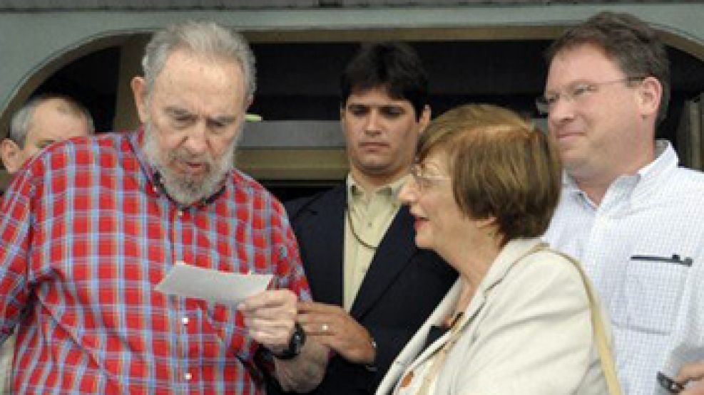 Fidel Castro con la periodista a quien le ofreció la entrevista.