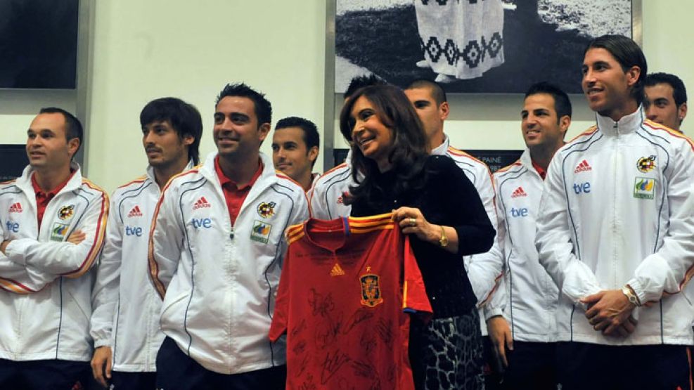 Un día antes de que España jugara con Argentina, Cristina recibió a La Roja en la Casa Rosada. Argentina les ganó 4 a 1.