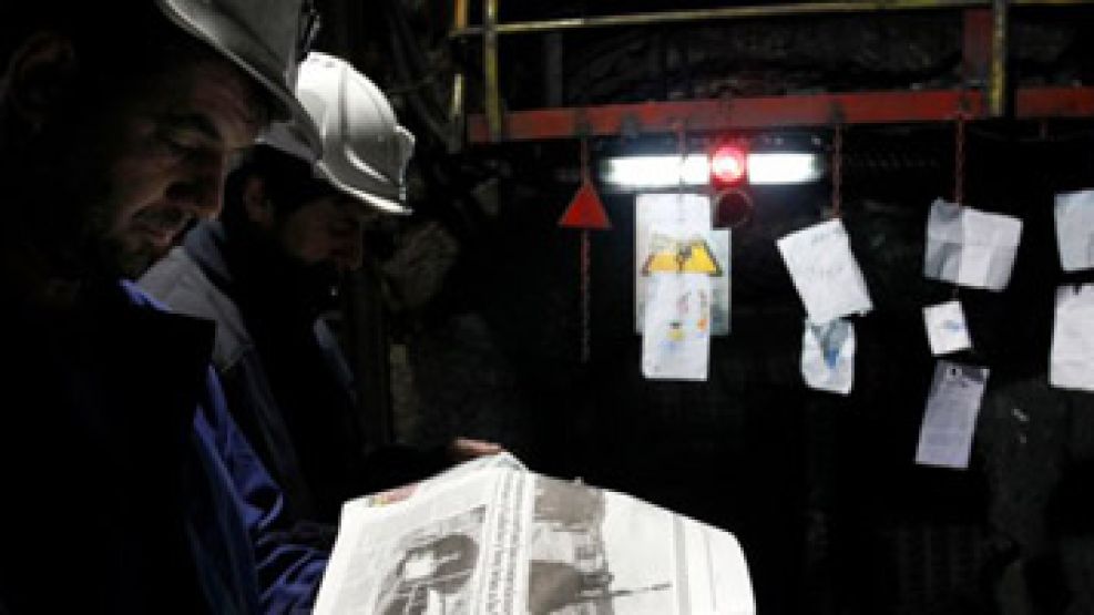 En España, unos mineros llevan seis días encerrados como reclamo salarial.