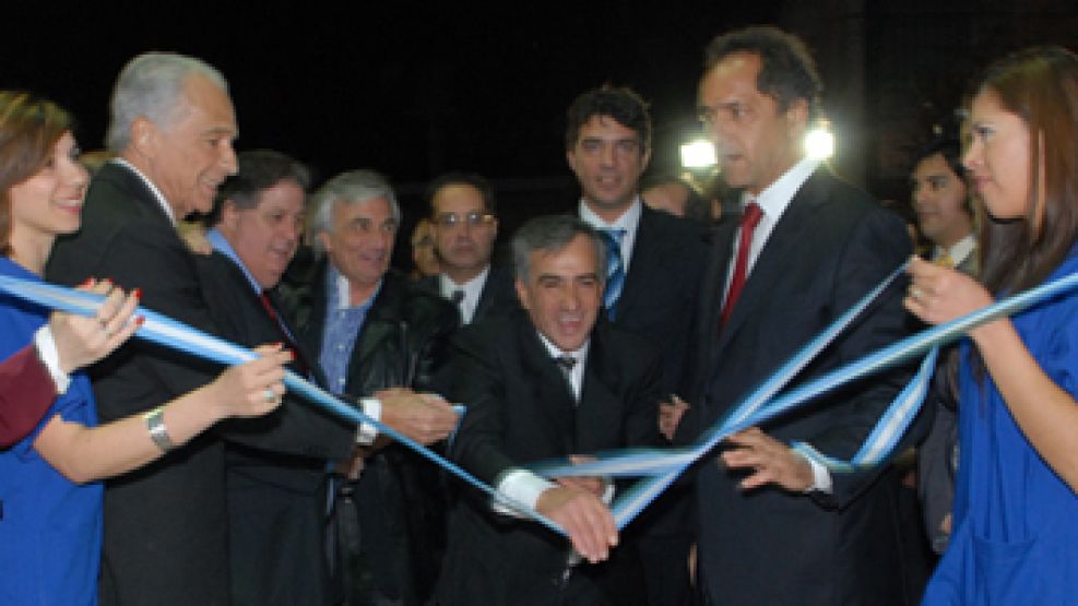 Acto. Alberto Cormillot junto al gobernador Daniel Scioli, el intendente Jesús Cariglino, y otros invitados.