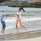 Sábado 9, el músico y la modelo juegan y se besan en la orilla del mar de Praia Brava. Los recién casados vivieron 4 días a puro amor en la soñada playa de Buzios.