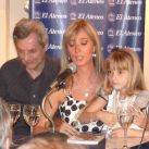 Marisa Brel con su hija Paloma en la presentación del libro