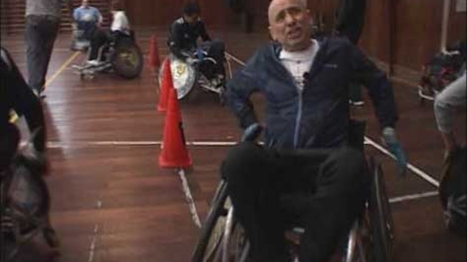 Ronnie Arias en silla de ruedas