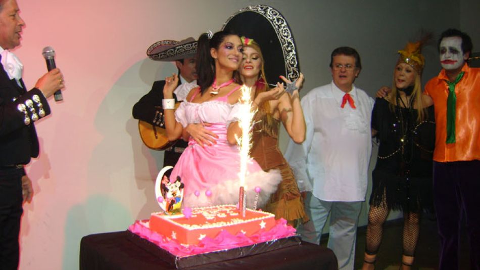 Silvina y Vanina Escudero con la torta