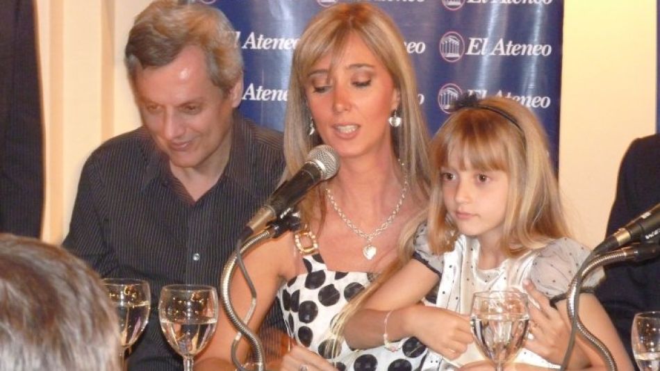 Marisa Brel con su hija Paloma en la presentación del libro
