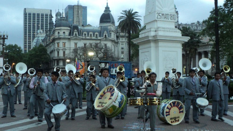 La serenata fue parte de los homenajes a la Argentina en el año de su Bicentenario.