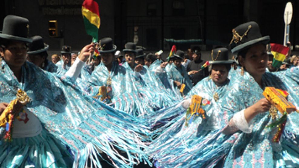 El tradicional desfile llenó de color las calles de Buenos Aires.