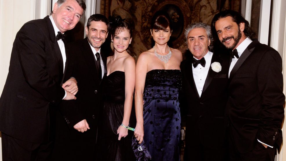 Pancho Dotto, Leo Sbaraglia, Luz Cipriota, Araceli Gonzalez, Carlos Didomenico y Fabian Mazzei en la fiesta de los 50 años de Chandon en Argentina.