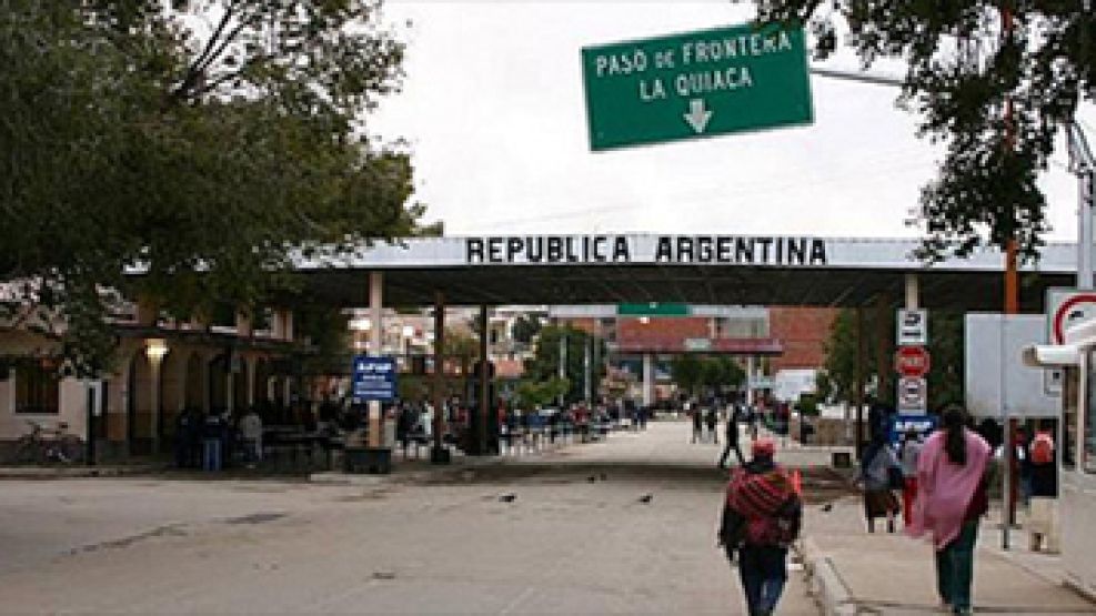 La frontera entre Villlazón y La Quiaca: el paso internacional que divide Argentina de Bolivia. 