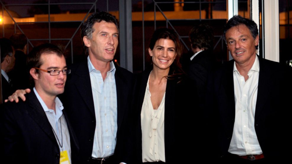 El jefe de gobierno porteño, Mauricio Macri, junto a su novia, Juliana Awada, y diseñadores.