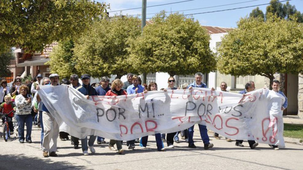 Los empleados estatales de Hughes están de paro y el miercoles cortaron la ruta.