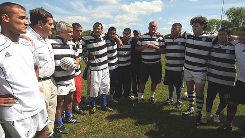 El ministro Montenegro, con los jugadores de los dos equipos en el Club Virreyes. 