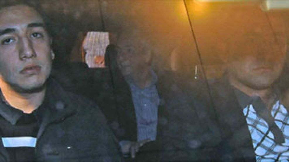 Sentado en la parte de atrás del auto al lado de su esposa, el ex presidente se retiraba de la clínica el 12 de septiembre, la última vez que fue operado de urgencia.