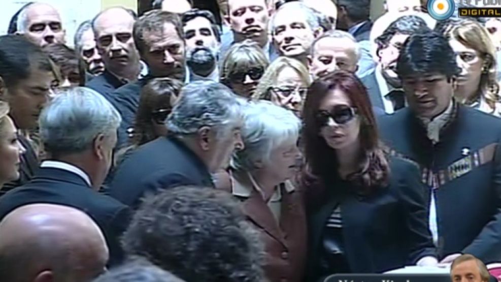 CFK junto a Correa, Evo, Piñera y Mujica en la capilla ardiente.